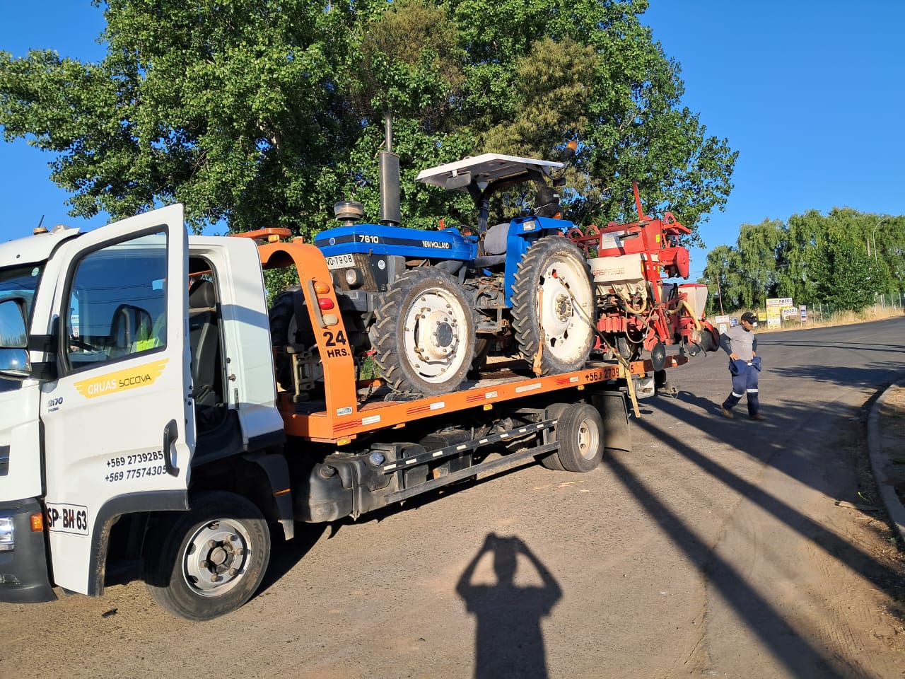 Tractor trasladado por Grúas Socova