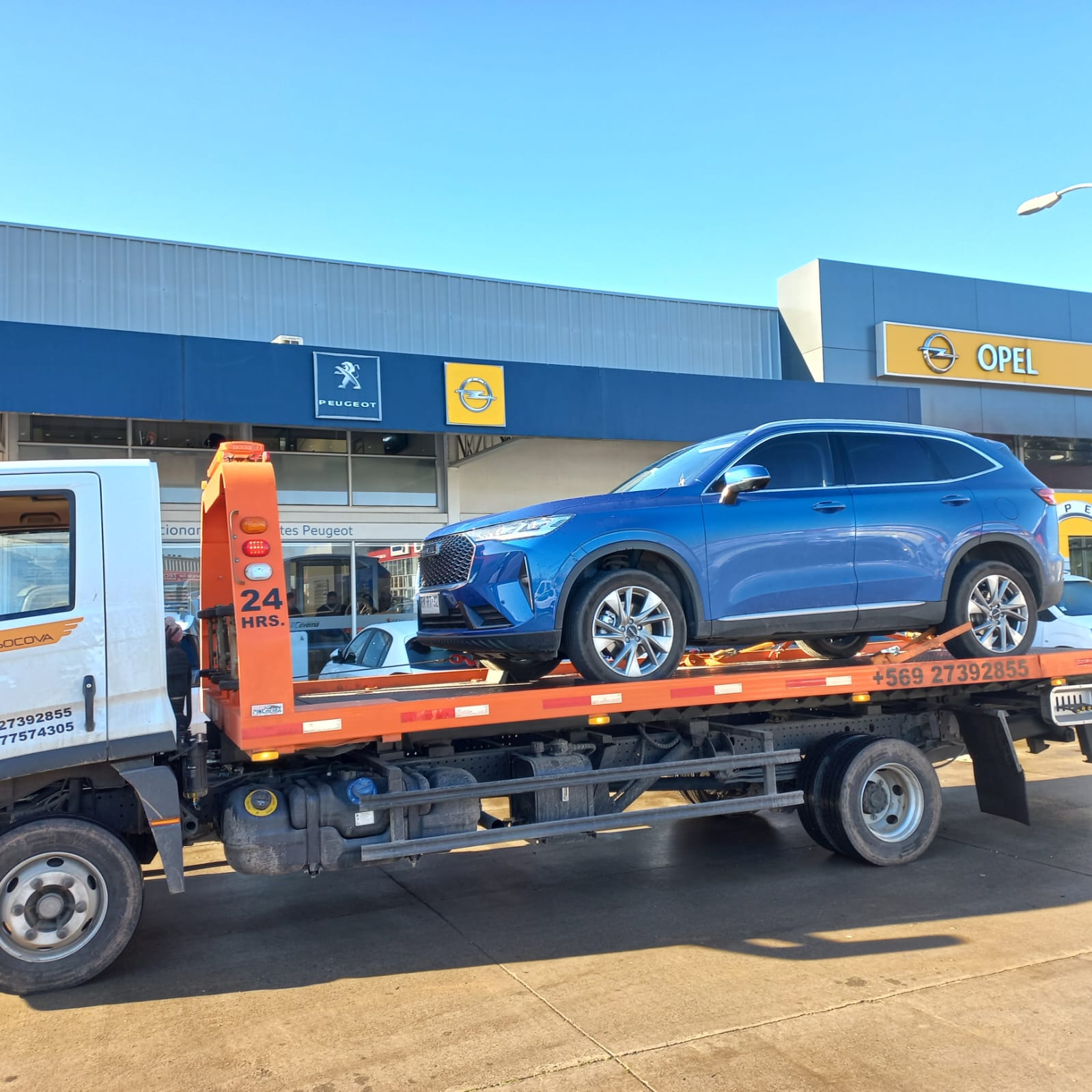 SUV azul trasladado por Grúas Socova